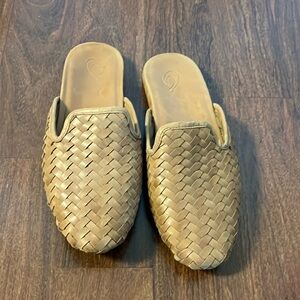 Olukai woven slides worn once and in great condition size 10.